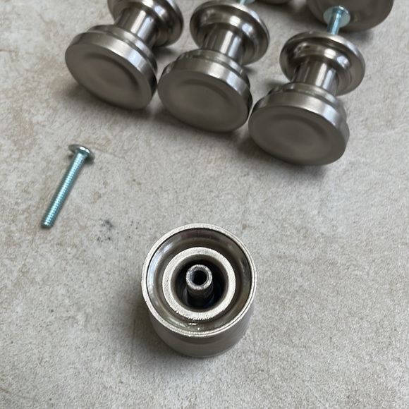 7 cabinet knobs - Picture 3 of 5